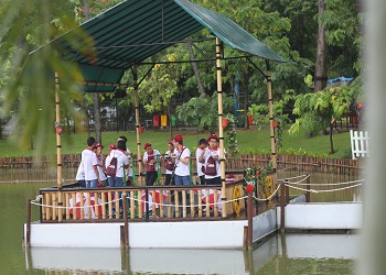 Santap pagi di Danau